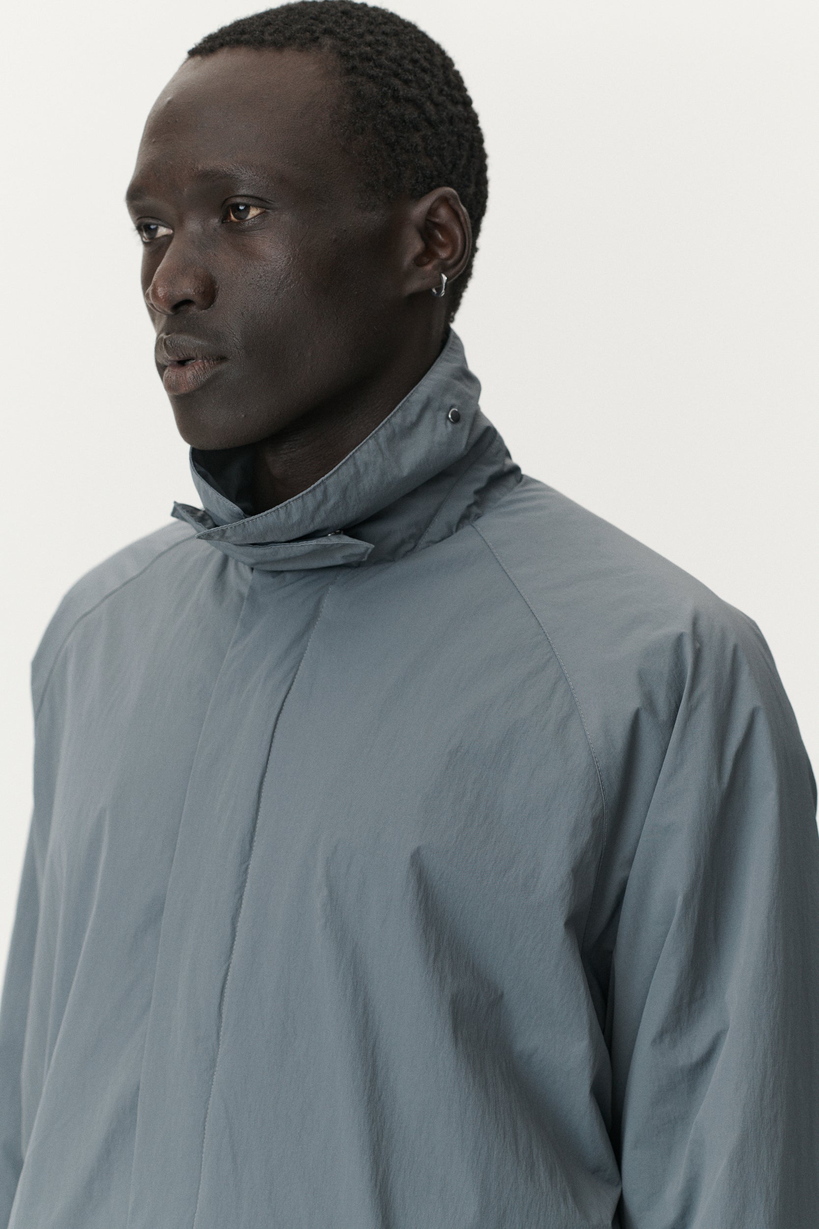 LONG COACH CRINCLE AW25 LIGHT GREY BLUE MENS