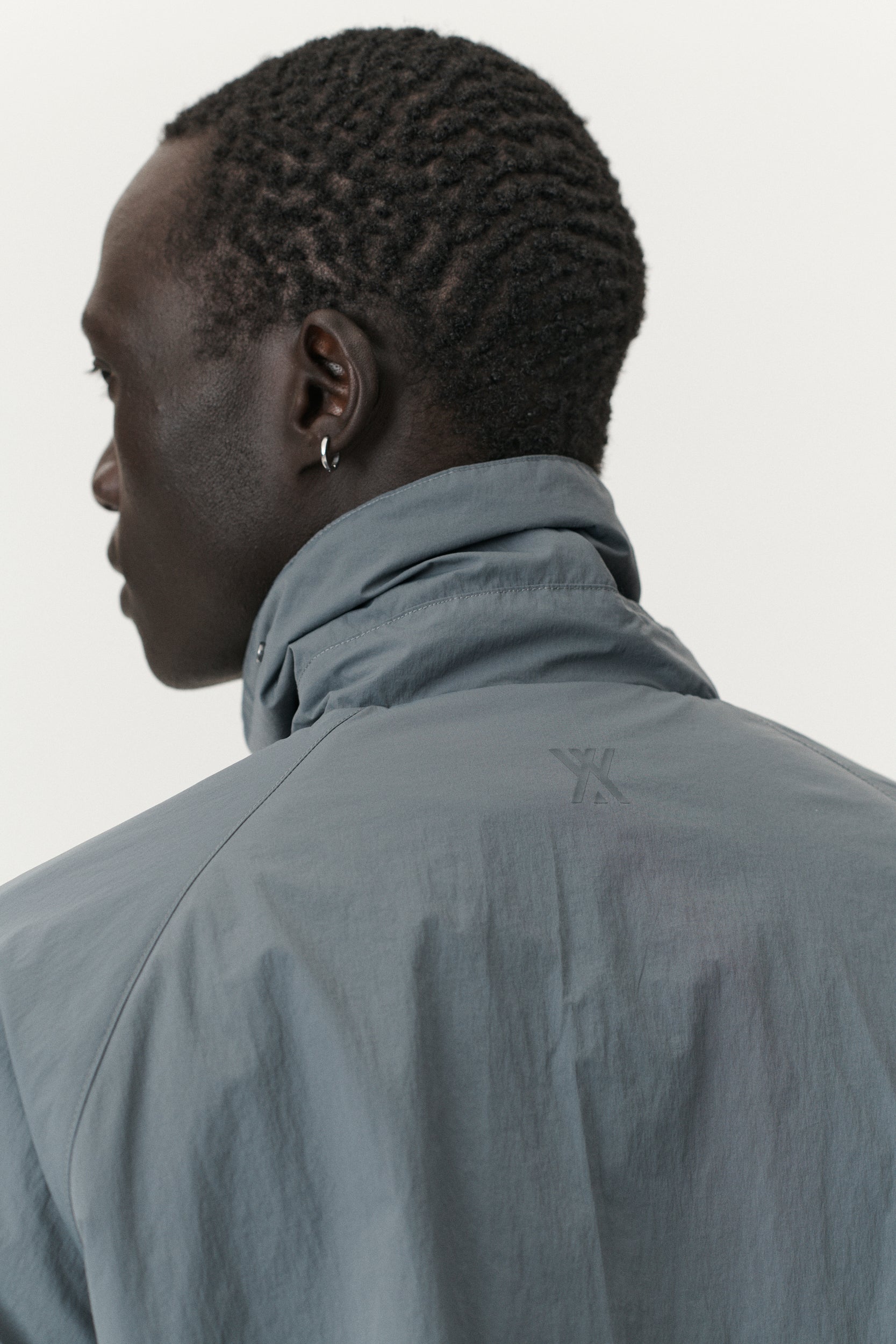 LONG COACH CRINCLE AW25 LIGHT GREY BLUE MENS