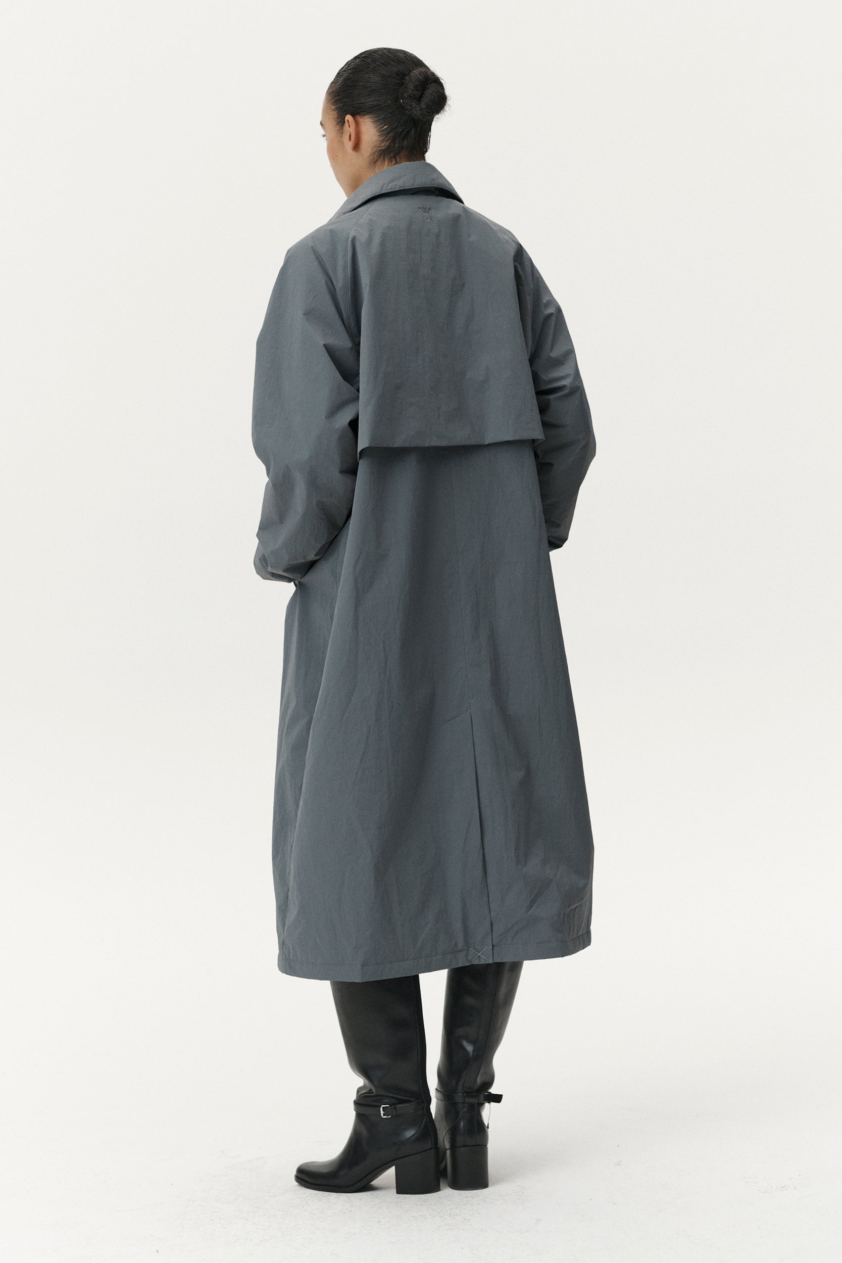 LONG COACH CRINCLE AW25 LIGHT GREY BLUE WOMEN