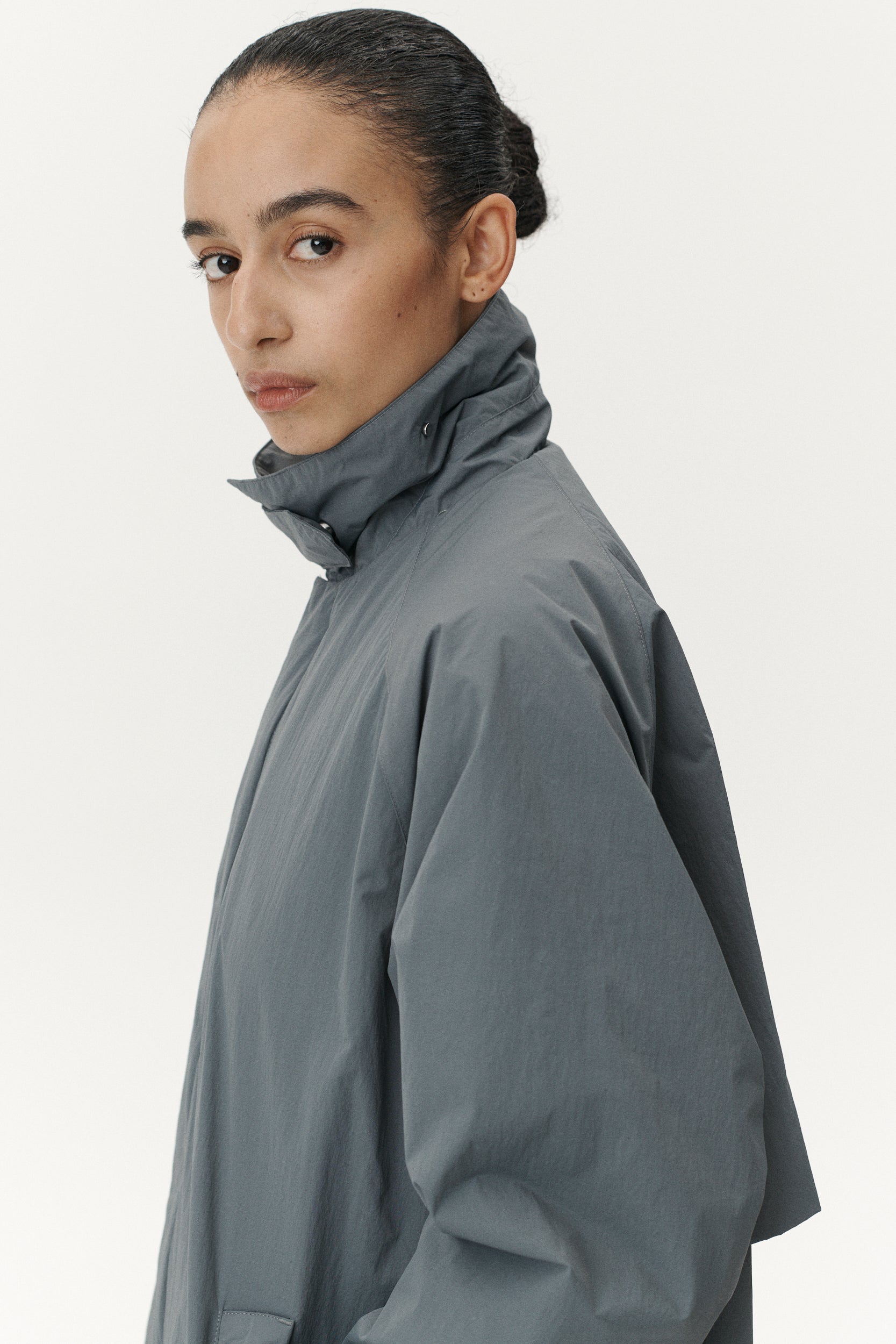 LONG COACH CRINCLE AW25 LIGHT GREY BLUE WOMEN