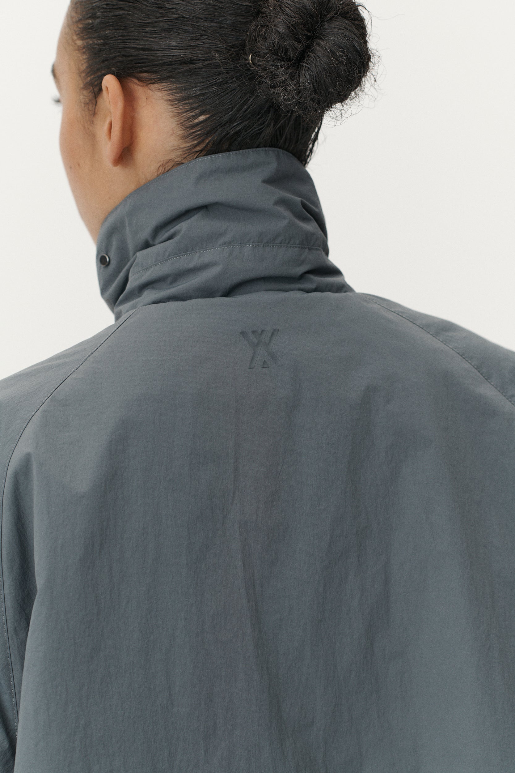 LONG COACH CRINCLE AW25 LIGHT GREY BLUE WOMEN