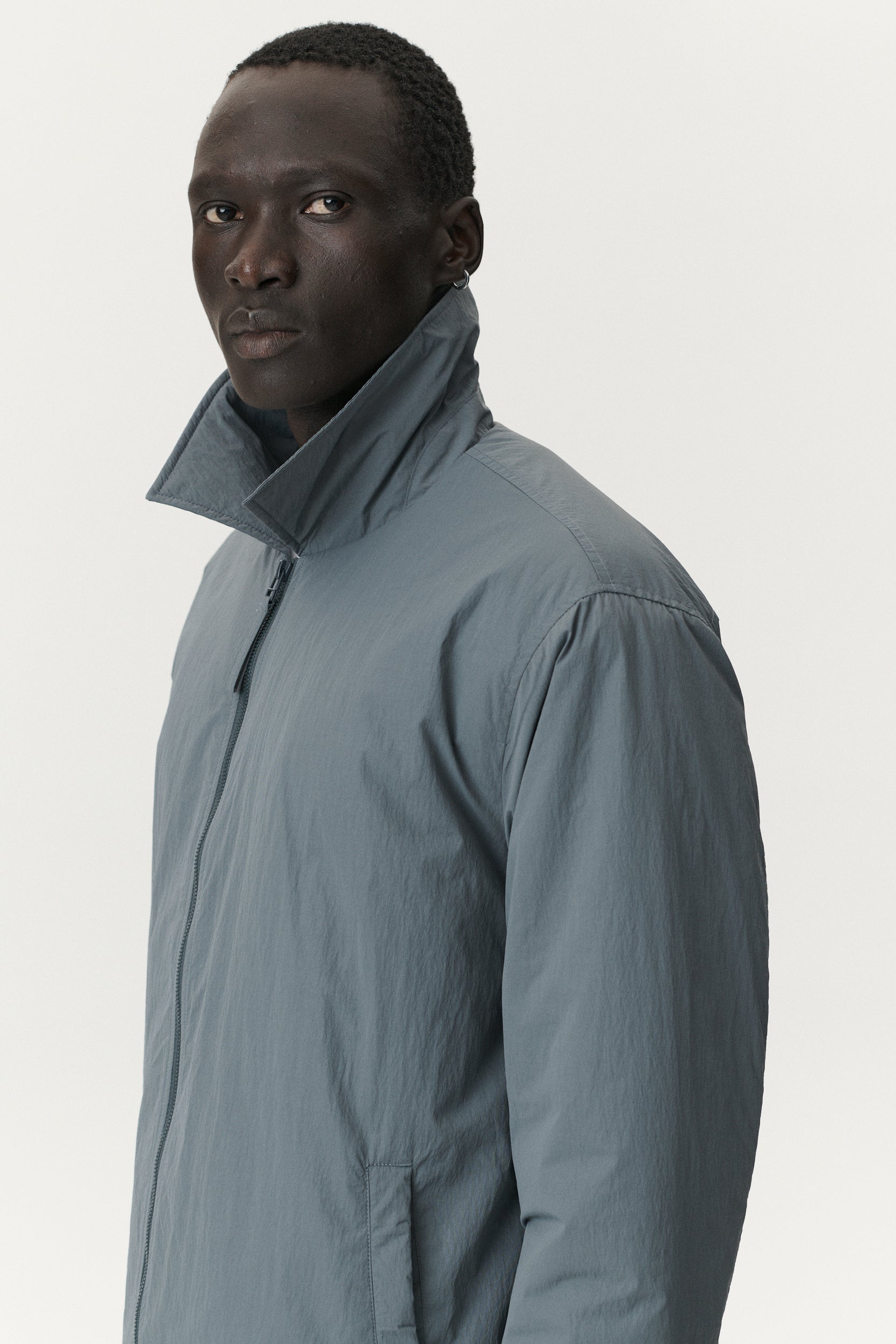 ZIP UP CRINCLE AW25 LIGHT GREY BLUE