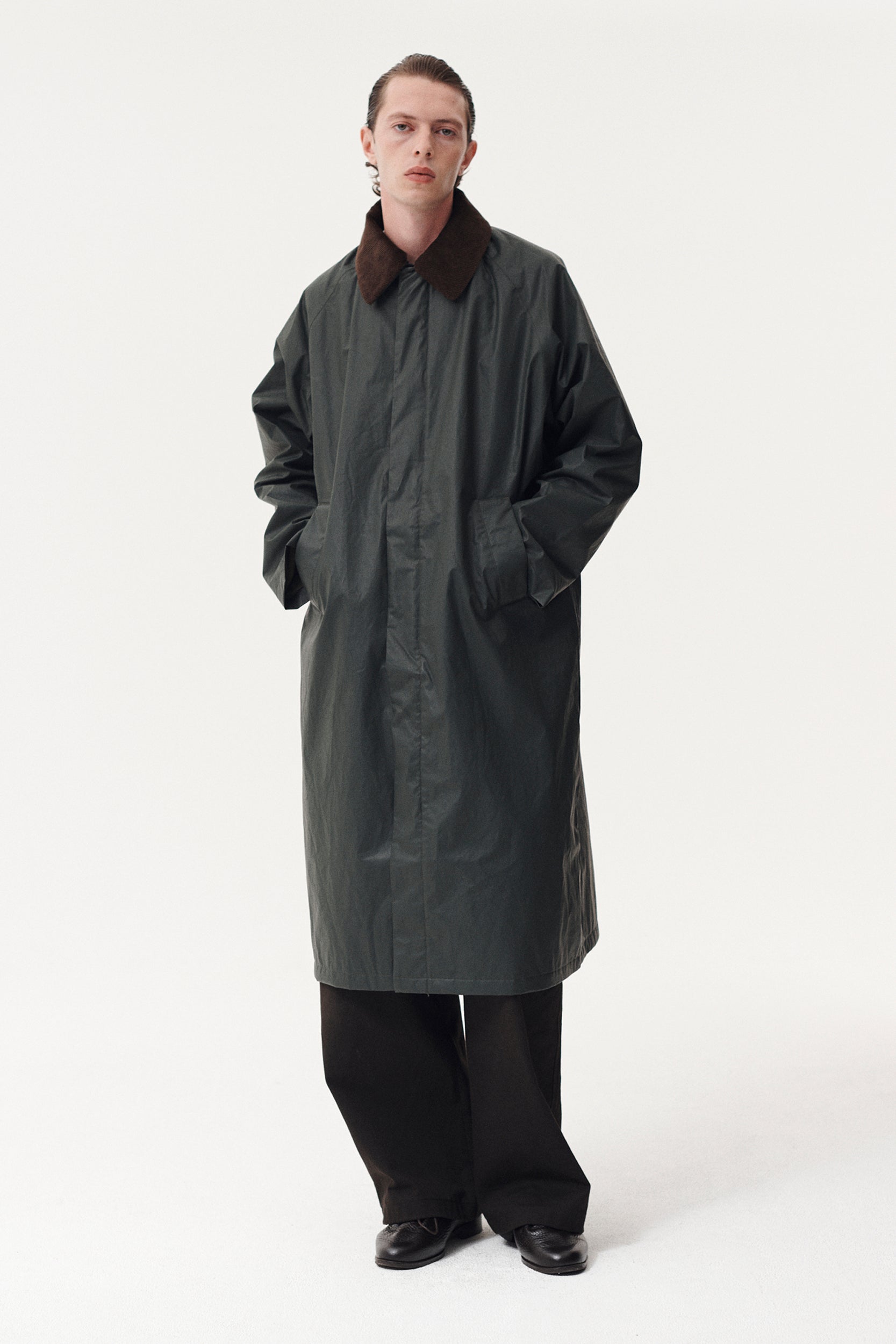 LONG COACH WAXED COT CORDU AW26 DARK GREY GREEN | Welter Shelter